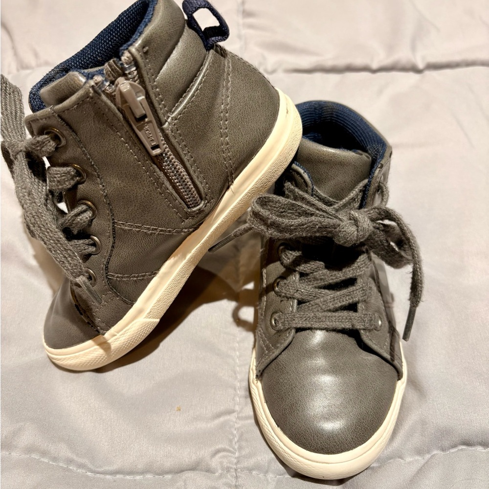 Gray cat and jack boots for toddler